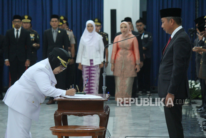 Penjabat (Pj) Gubernur Jawa Barat Bey Machmudin melantik Ida Wahida Hidayati sebagai Pj Wali Kota Banjar di Aula Barat Gedung Sate, Kota Bandung, Senin (4/12/2023).