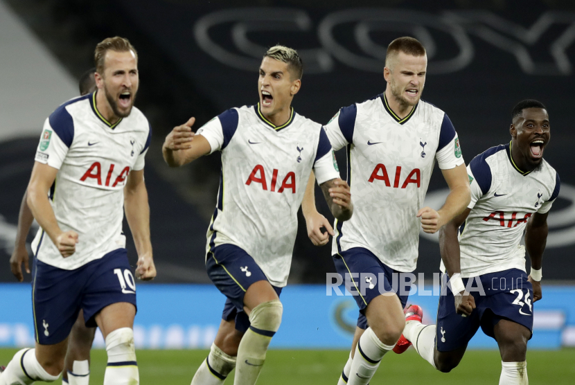  Para pemain Tottenham merayakan kemenangan melalui adu penalti melawan Chelsea pada pertandingan babak ke-4 Piala Carabao Inggris antara Tottenham Hotspur dan Chelsea di London, Inggris, 29 September 2020.