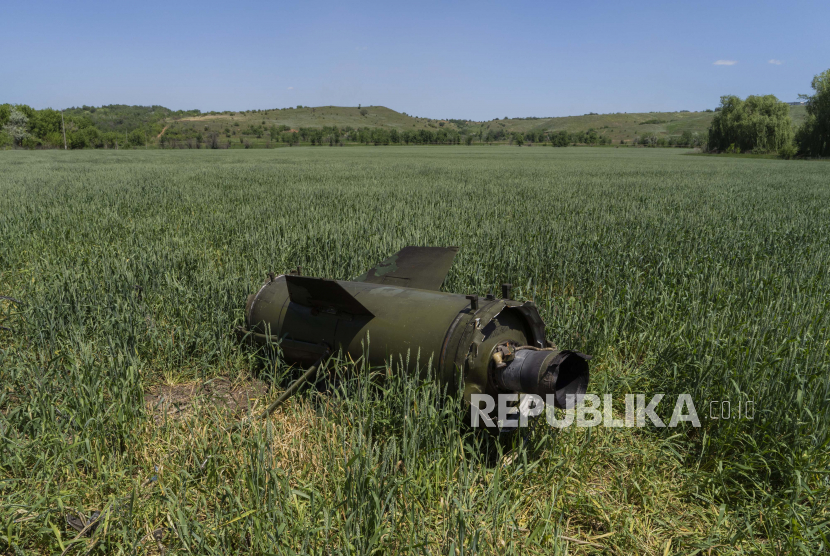 Puing-puing rudal Rusia tergeletak di ladang gandum dekat Soledar, Ukraina timur, Senin, 6 Juni 2022. 
