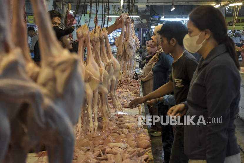 Warga memilih daging ayam di salah satu lapak di pasar.