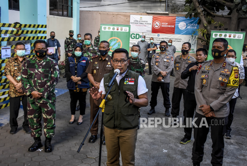 Gubernur Jawa Barat Ridwan Kamil menyatakan masih ditemukan warga yang membandel tidak mematuhi protokol kesehatan, salah satunya tidak memakai masker. Akibatnya, warga harus membayar denda yang ditotalkan saat ini sudah mencapai Rp 100 juta.