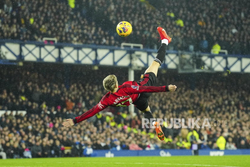 Manchester United Alejandro Garnacho scores his side first goal during the English Premier League soccer match between Everton and Manchester United, at Goodison Park Stadium, in Liverpool, England, Sunday , Nov. 26, 2023. 