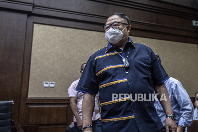 Terdakwa kasus dugaan korupsi pengelolaan dana ASABRI Mayor Jenderal (Purn) Adam Damiri berjalan untuk mengikuti sidang dengan agenda pembacaan vonis di Pengadilan Tipikor, Jakarta, Selasa (4/1/2022).