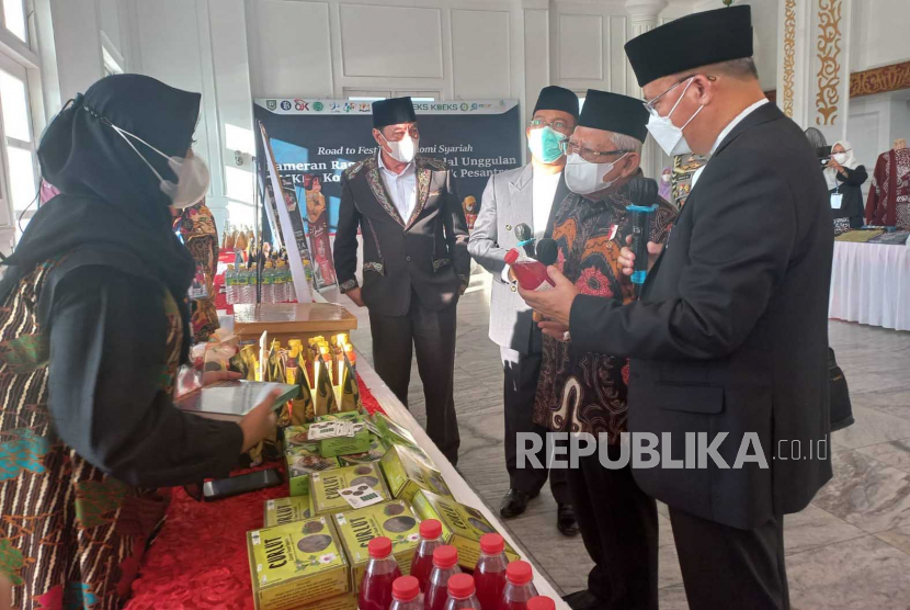 Wakil Presiden KH Ma'ruf Amin (tengah). Wapres meminta peran aktif Komite Daerah Ekonomi dan Keuangan Syariah (KDEKS) Provinsi Bengkulu untuk mengembangkan program yang menggali potensi kearifan lokal.