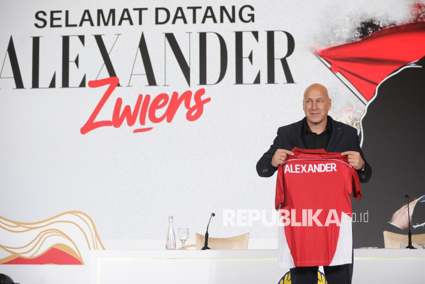 Direktur Teknik PSSI Alexander Zwiers menunjukan Jersey timnas Indonesia saat pengenalan Direktur Teknik baru PSSI di Jakarta, Senin (25/8/2025). PSSI secara resmi mengumumkan Alexander Zwiers sebagai Direktur Teknik (Dirtek) baru, menggantikan posisi yang sempat kosong setelah berhentinya Indra Sjafri. Zwiers sebelumnya menjabat Direktur Teknik Asosiasi Sepakbola Yordania (2019–2025). Dengan rekam jejak internasional serta filosofi kolaboratif, Zwiers diharapkan memperkuat fondasi pembinaan dan membawa sepak bola Indonesia ke arah lebih berkelanjutan.