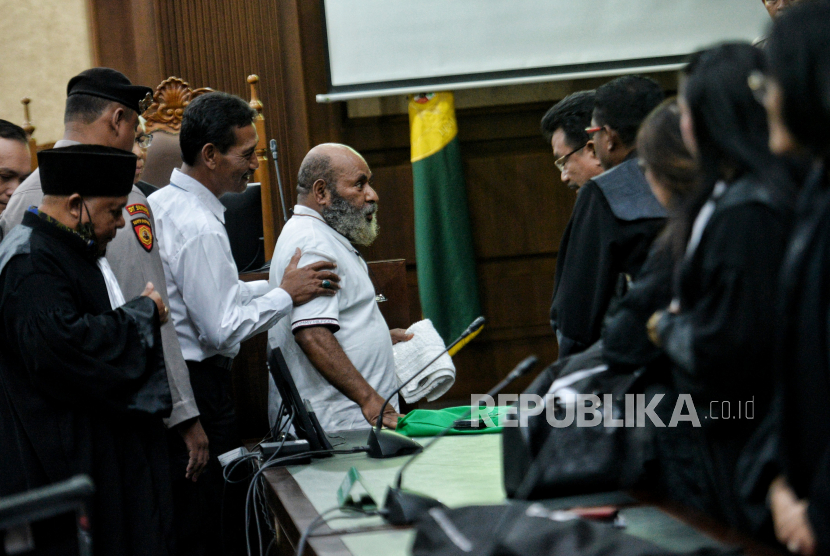 Terdakwa Gubernur Papua nonaktif Lukas Enembe. Eksepsi Lukas Enembe ditolak, hakim melanjutkan pemeriksaan saksi-saksi di sidang.