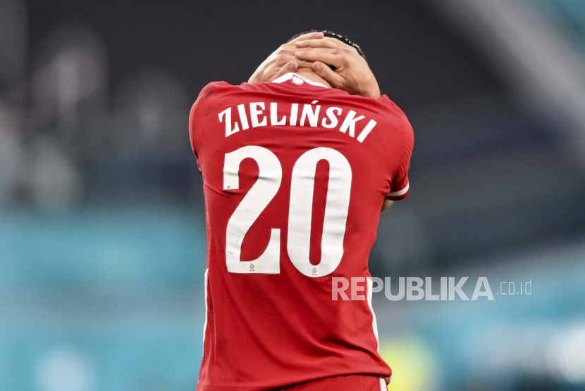 Reaksi pemain Polandia Piotr Zielinski selama pertandingan grup D kejuaraan sepak bola Euro 2020 antara Swedia dan Polandia, di stadion St. Petersburg di St. Petersburg, Rusia, Rabu, 23 Juni 2021. 