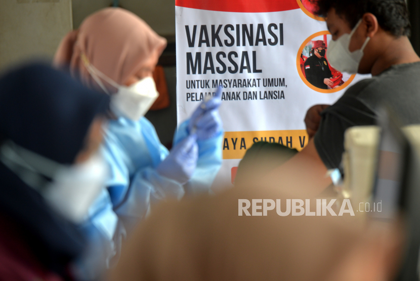 Warga mengikuti vaksinasi Covid-19 booster di Klinik Mediska Yogyakarta, Jumat (16/9/2022). Capaian vaksinasi Covid-19 di Indonesia untuk dosis 3 atau booster saat ini terpantau di angka 26,59 persen. Sementara target dan sasaran peserta vaksinasi menurut data Kementerian Kesehatan angka vaksinasi nasional untuk dosis 1 telah mencapai 87,03 persen dan dosis 2 di angka 72,8 persen.