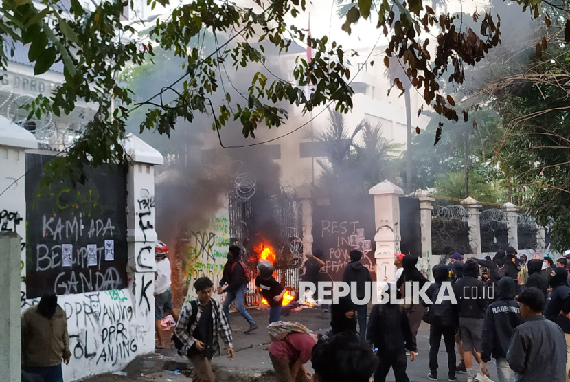 Sejumlah massa membakar gerbang dan melempari Gedung DPRD Jawa Barat (Jabar) saat aksi demonstrasi di depan Gedung DPRD Jabar, Jalan Diponegoro, Kota Bandung, Senin (1/9/2025). Aparat akhirnya membubarkan paksa massa yang umumnya berpakaian hitam-hitam ini, karena dianggap anarkis dan memancing kerusuhan.