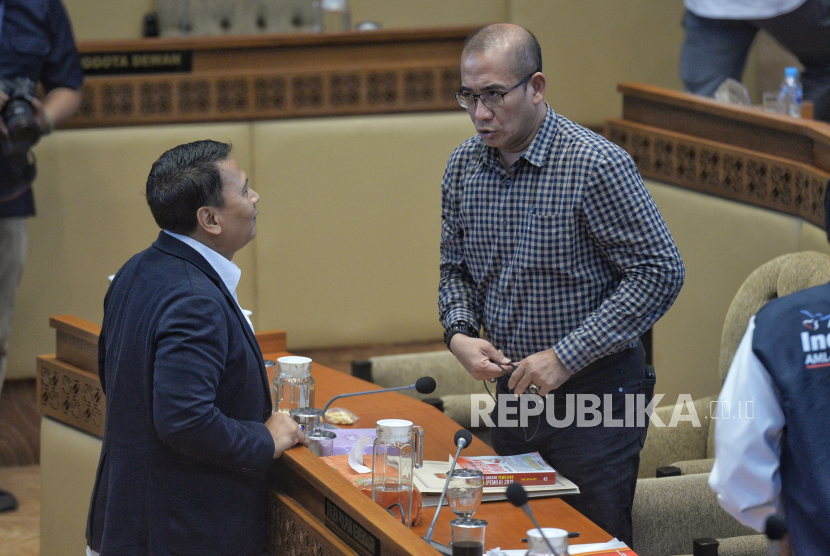 Ketua KPU Hasyim Asyari berbincang usai mengikuti rapat dengar pendapat (RDP) bersama Komisi II DPR terkait penyelenggaraan Pemilu 2024 di kompleks Parlemen, Jakarta, Senin (5/2/2024). RDP yang menghadirkan KPU, Bawaslu, DKPP, dan Kemendagri tersebut membahas kesiapan penyelenggaraan Pemilu 2024 dan isu-isu terkini terkait pesta demokrasi itu.