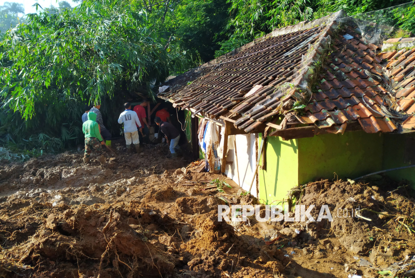 Warga berupaya membersihkan tanah di halaman musola yang tertimbun dalam peristiwa longsor di Kampung Ciburial RW 04, Desa Cibogo, Kecamatan Lembang, Kabupaten Bandung Barat, Kamis (15/5/2025). Dalam peristiwa itu delapan orang warga menjadi korban dan luka-luka. Mereka tertimpa material longsor dari sebuah tebing setinggi 25 meter saat hujan deras mengguyur wilayah tersebut, Rabu (14/5/2025) malam.