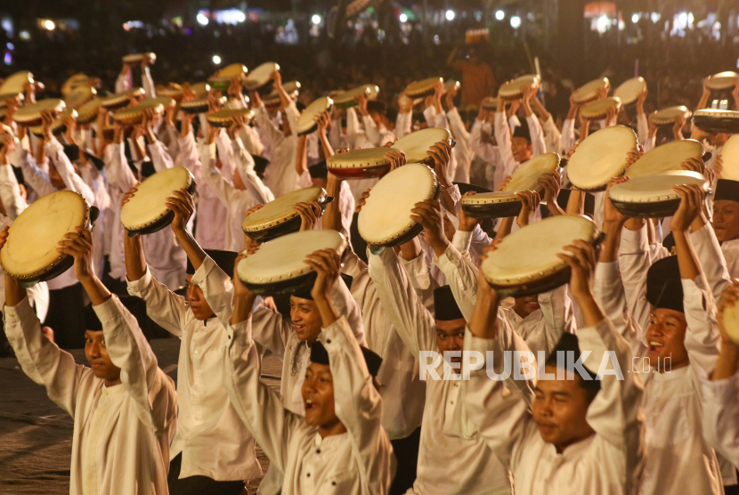 Pemain rebana menampilkan atraksi pada perayaan Hari Jadi Banyuwangi ke-252 di Taman Blambangan, Banyuwangi, Jawa Timur, Senin (18/12/2023). Pagelaran yang dihadiri ribuan warga itu diisi dengan ceramah agama oleh Ustaz Das