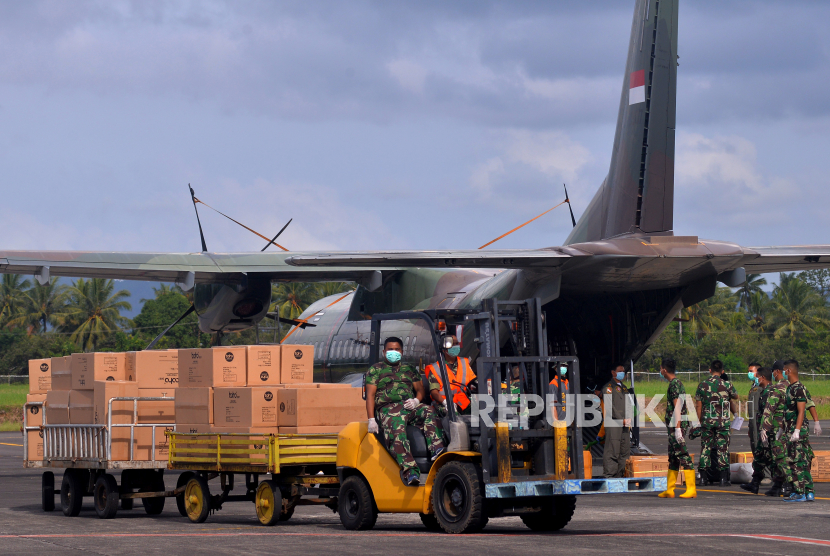 Prajurit TNI membawa kardus berisi Alat Perlindungan Diri (APD) untuk penanganan COVID-19 di Bandara Sam Ratulangi, Manado, Kamis (26/3). 
