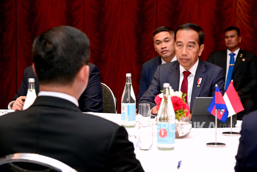 Presiden Joko Widodo (Jokowi) saat melakukan pertemuan bilateral dengan Perdana Menteri Kamboja Hun Manet di Hotel Park Hyatt, Melbourne, Australia, Selasa (5/3/2024).Foto: Muchlis Jr - Biro Pers Sekretariat Presiden