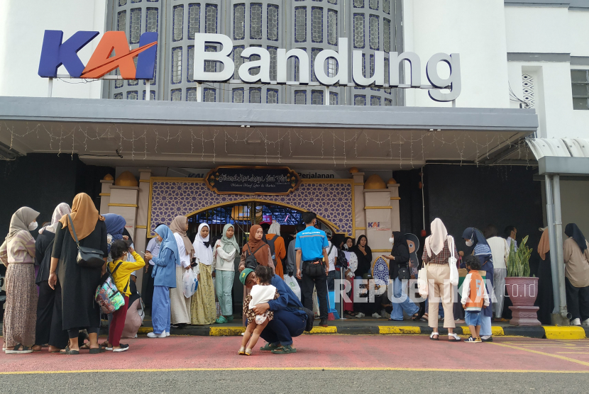 Calon penumpang kereta api lokal Bandung Raya menunggu kedatangan kereta di Stasiun Bandung, Jalan Stasiun Barat, Kota Bandung.