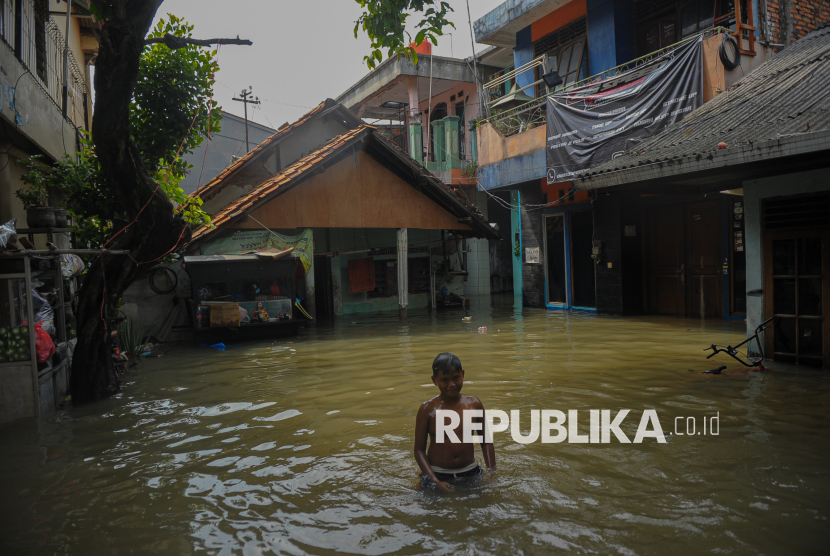 Mushalla Kebanjiran, Warga Jati Padang Jaksel Jemur Uang Basah Hasil Kotak Amal