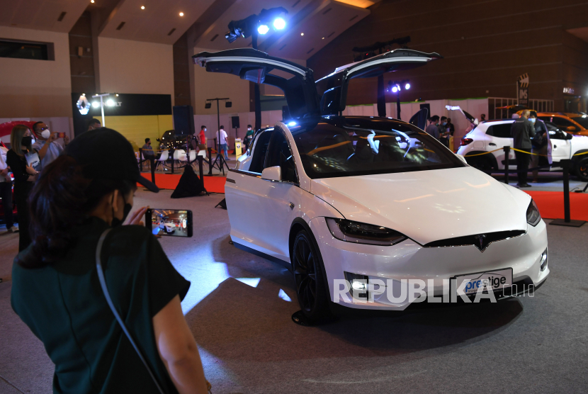 Pengunjung memotret mobil listrik Tesla Model X yang dipamerkan dalam IIMS Hybrid 2021 di JiExpo Kemayoran, Jakarta, Minggu (18/4/2021). Sejumlah mobil listrik ditampilkan dalam pameran otomotif yang berlangsung hingga 25 April tersebut. 