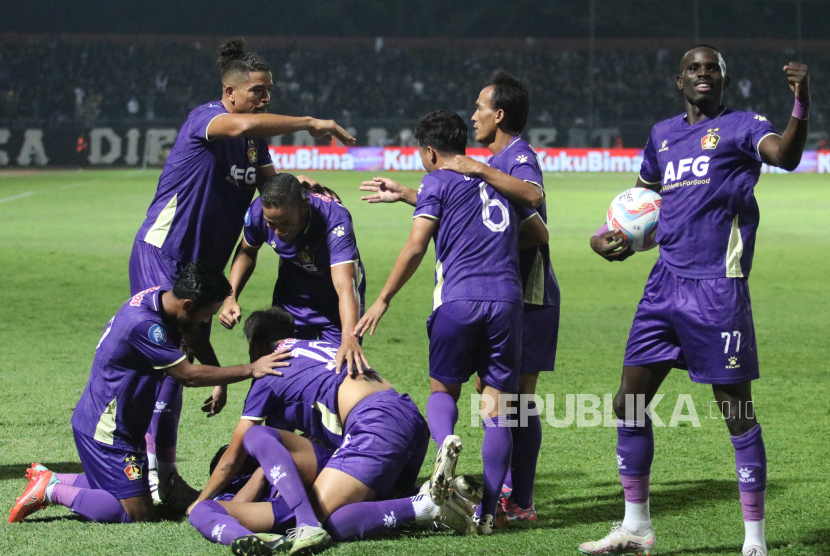 Para pesepak bola Persik Kediri saat berselebrasi merayakan kemenangan.