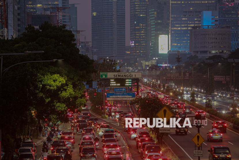 Sejumlah kendaraan mengantre memasuki Gerbang Tol Semanggi 1 yang dibuka secara parsial di Jalan Gatot Subroto, Jakarta, Kamis, (25/9/2025). Lima gerbang tol dalam kota yakni Gerbang Tol Senayan, Slipi 1, Semanggi 1, Semanggi 2 dan Gerbang Tol Kuningan 1 kini dibuka secara parsial atau satu jalur setelah sempat ditutup dan menyebabkan kemacetan di ruas tol dalam kota. Meski demikian, pengerjaan perbaikan gerbang tol yang rusak imbas demo secara bertahap dilakukan perbaikan.