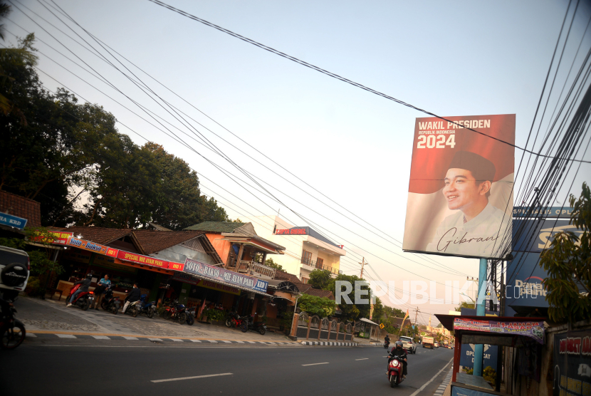 Baliho bergambar Walikota Surakarta Gibran Rakabuming Raka bertuliskan Wakil Presiden 2024. Walkot Solo Gibran Rakabuming mengaku hanya mengikuti perintah Megawati soal cawapres.