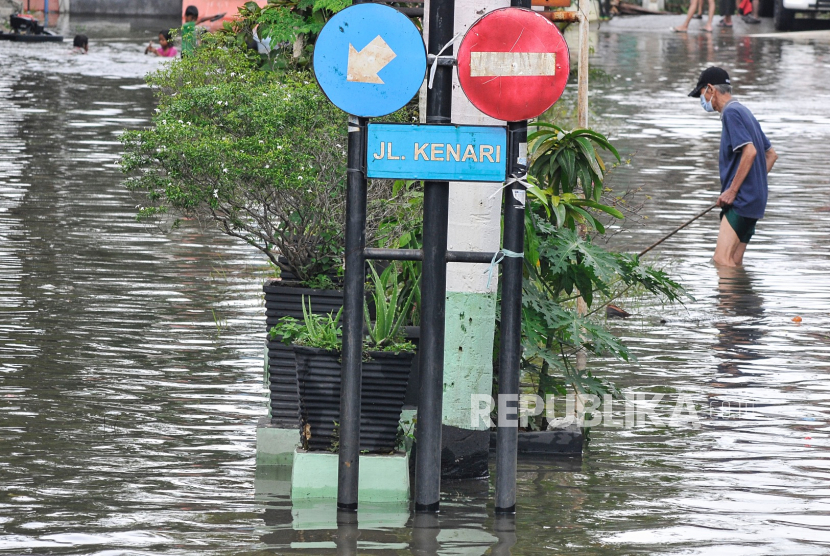 Warga melintasi banjir di Rawalumbu, Bekasi, Jawa Barat. Berdasarkan keterangan dari BNPB di Jakarta, Rabu, kejadian bencana alam yang paling banyak melanda adalah bencana banjir, diikuti dengan puting beliung dan tanah longsor.