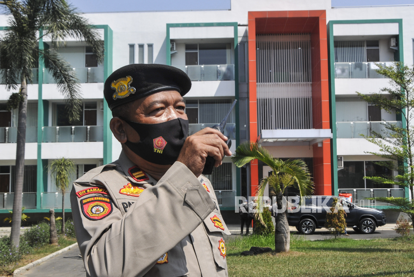 Petugas kepolisian berjaga di lokasi karantina pasien COVID-19 di Badan Pelatihan Kesehatan (Bapelkes), Cikarang, Kabupaten Bekasi, Jawa Barat, Rabu (26/8/2020). Menurut data Dinas Kesehatan Kabupaten Bekasi sebanyak 242 karyawan salah satu pabrik di kawasan MM 2100 itu terdeteksi positif COVID-19. 