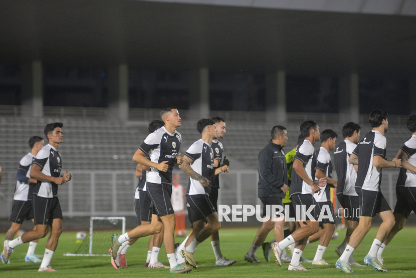 Sejumlah pesepak bola Timnas Indonesia mengikuti sesi latihan di Stadion Madya, Kompleks GBK, Jakarta, Selasa (12/11/2024). Latihan tersebut sebagai persiapan Timnas Indonesia jelang menghadapi Jepang pada putaran ketiga kualifikasi Piala Dunia 2026 zona Asia yang akan berlangsung pada Jumat (15/11/2024) di Stadion Utama Gelora Bung Karno. Latihan yang dipimpin langsung pelatih timnas Indonesia Shin Tae-yong tersebut diikuti oleh  27 pemain.