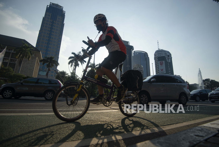 Pesepeda melintasi jalur sepeda di Jalan MH. Thamrin, Jakarta