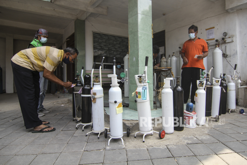 Sejumlah warga menaruh tabung oksigen saat antre isi ulang oksigen di Depok, Jawa Barat, Senin (5/7/2021). Kasus COVID-19 yang melonjak tinggi di Kota Depok tersebut berimbas pada melonjaknya kebutuhan oksigen hingga 100 persen. 