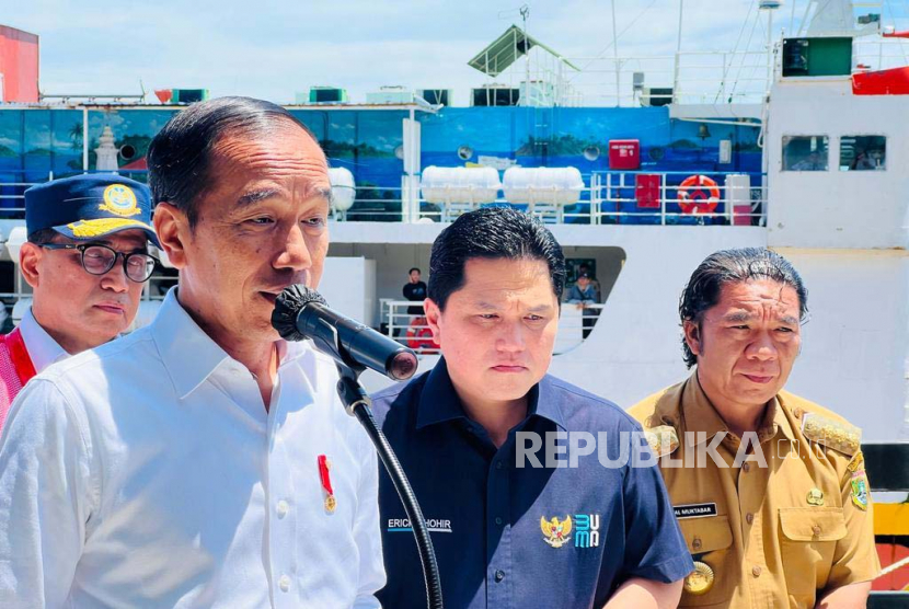 Presiden Jokowi usai meninjau fasilitas dan kesiapan Pelabuhan Merak menghadapi arus mudik Lebaran 2023, Senin (11/4).