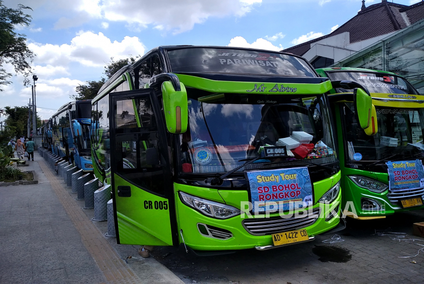 Bus pariwisata parkir di tempat kawasan parkir (TKP) Senopati, Yogyakarta, beberapa waktu lalu.