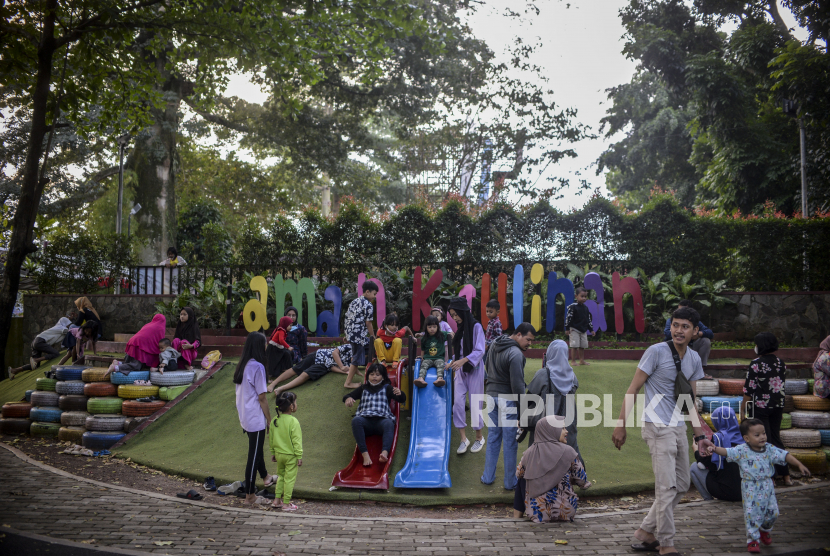 Orang tua mendampingi anaknya bermain di Taman Kaulinan, Sempur, Kota Bogor, Jawa Barat, Sabtu (9/7/2022). Ketika anak hilang dari pandangan, jangan sekadar berteriak memanggil namanya.