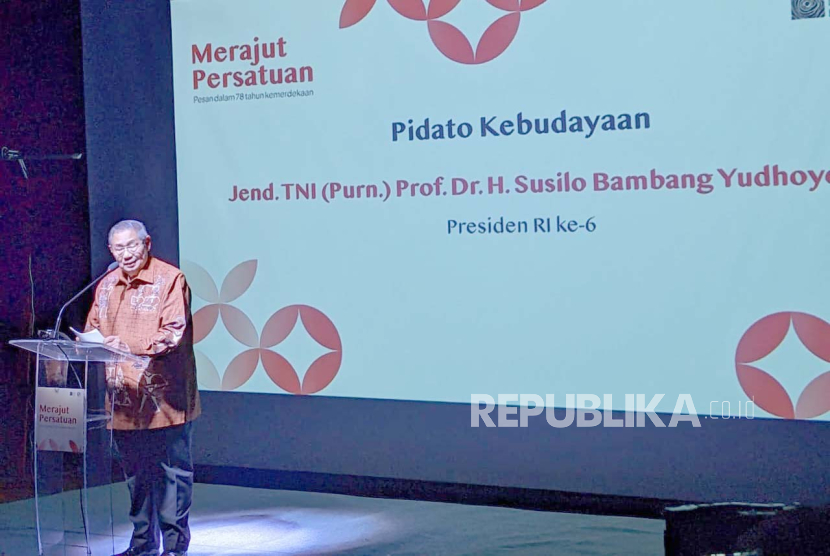 Presiden ke-6 Republik Indonesia Susilo Bambang Yudhoyono (SBY) menjabarkan lima mitos yang membelenggu Indonesia dalam pidato kebudayaannya di Taman Ismail Marzuki, Jakarta, Kamis (25/8/2023) malam. 