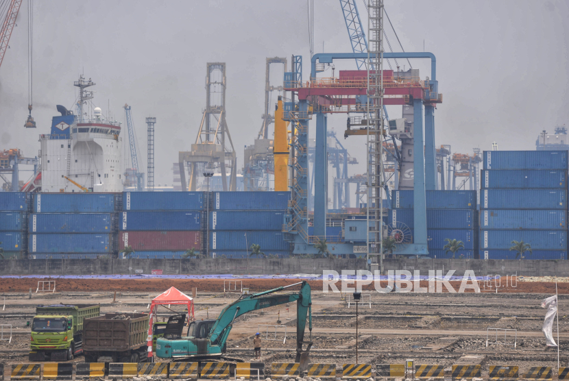 Aktivitas bongkar muat peti kemas di pelabuhan Tanjung Priok, Jakarta, Kamis (26/9/2024). Kementerian Perdagangan (Kemendag) melaporkan surplus neraca perdagangan Indonesia hingga Agustus 2024 mencapai US$18,85 miliar. Jumlah tersebut masih jauh dari target yang ditetapkan di kisaran US$31,6 miliar hingga US$53,4 miliar di 2024.