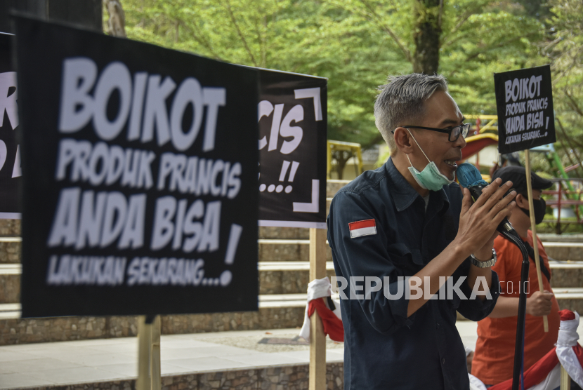 Koordinator aksi M Hafiz menyampaikan orasinya saat aksi seruan boikot produk Prancis di Mataram, NTB, Rabu (4/11). Aksi protes terhadap pernyataan Presiden Prancis, Emmanuel Macron meluas. (ilustrasi)