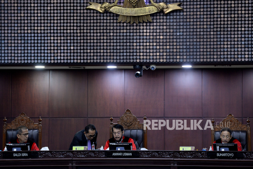 Chairman of the Constitutional Court Panel of Judges Anwar Usman (center) leads the decision reading session in the Plenary Courtroom of the Constitutional Court Building, Jakarta, Monday (16/10/2023)