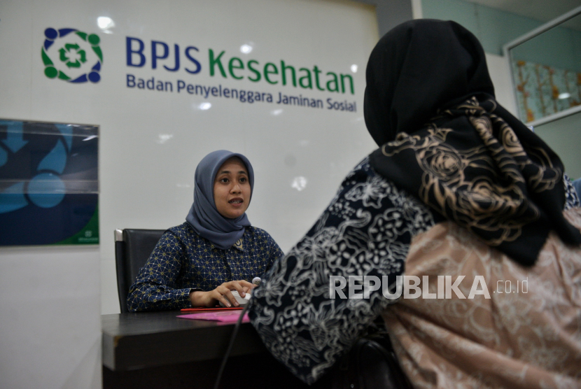 Petugas melayani masyarakat di Kantor BPJS Kesehatan Jakarta Selatan, Jakarta, Selasa (14/5/2024). BPJS mengklarifikasi potensi kerugian Rp 20 T dalam penyelenggaraan JKN.