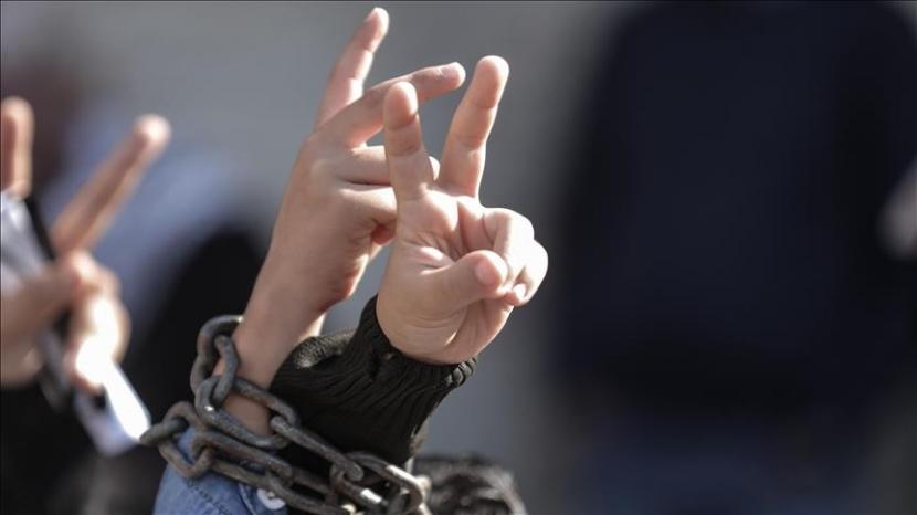 Anak-anak Palestina di Gaza menuntut Israel bebaskan teman-teman mereka dari penjara.
