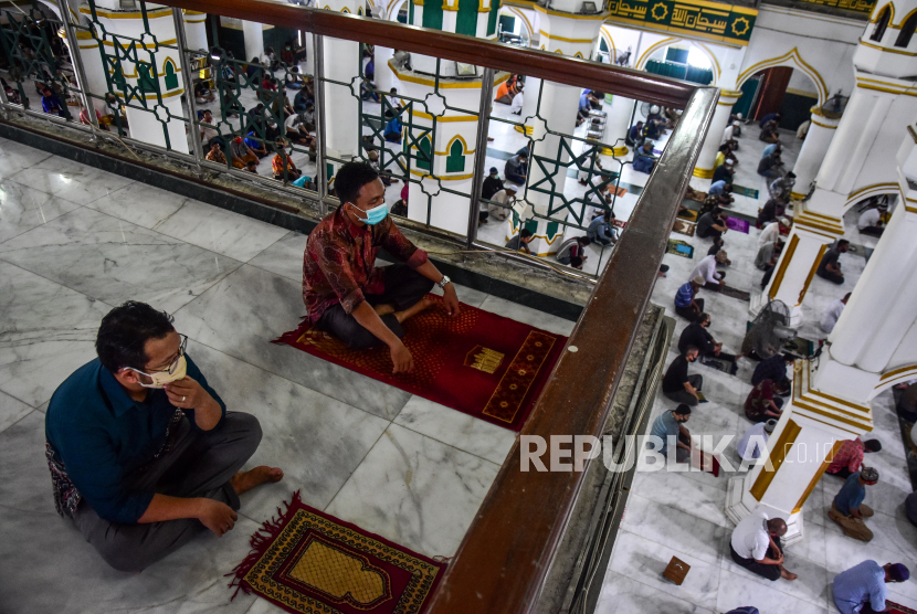 3.200 Imam dan Pengurus Masjid di Pekanbaru Jalani Vaksinasi. Jamaah menjaga jarak dan mengenakan masker saat pelaksanaan shalat Jumat pertama setelah berakhirnya Pembatasan Sosial Berskala Besar (PSBB) di Masjid Raya Senapelan Pekanbar Kota Pekanbaru, Riau, Jumat (29/5/2020). Mayoritas masjid di Pekanbaru kembali melaksanakan shalat berjamaah usai berakhirnya PSBB dengan menerapkan protokol kesehatan COVID-19 sebagai normal baru dalam kegiatan di rumah ibadah