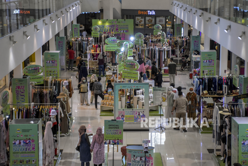 Pengunjung melihat sejumlah produk UMKM yang dipajang pada Pasar Kreatif Bandung 2022 di Cihampelas Walk, Jalan Cihampelas, Kota Bandung, Selasa (19/7/2022). Penyebaran Covid-19 di Kota Bandung terus mengalami kenaikan signifikan hingga akhir bulan Juli. 