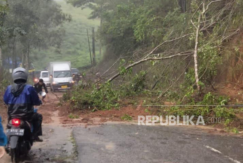 Material tanah longsor menutup akses Jalan Bungbulang, Kecamatan Pamulihan, Kabupaten Garut, Kamis (11/1/2024). 