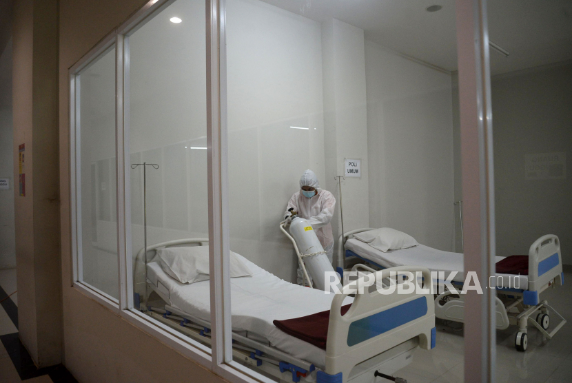 Petugas menyiapkan alat kesehatan di salah satu ruangan Tower 8 Wisma Atlet Pademangan, Jakarta, Selasa (15/6). ilustrasi. Prayogi/Republika.