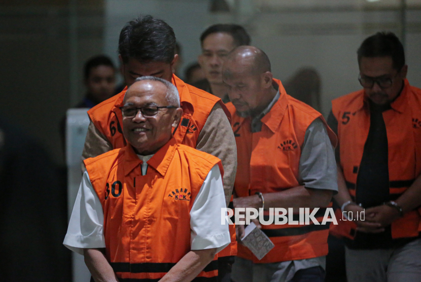 KPK Tahan 5 Tersangka Kasus Korupsi Pengelolaan Dana PEN di Situbondo