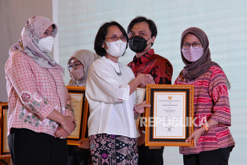 Direktur Jenderal Kesehatan Masyarakat, Kementerian Kesehatan, Maria Endang Sumiwi (tengah).