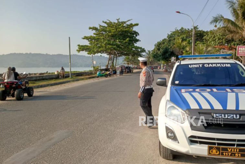 Situasi arus lalu lintas di sekitar objek wisata Pantai Pangandaran, Kabupaten Pangandaran, Sabtu (23/12/2023). 