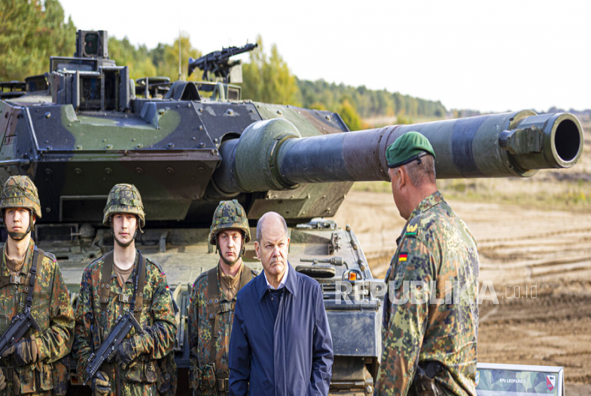  FILE - Kanselir Jerman Olaf Scholz berbicara dengan tentara Jerman Bundeswehr di tank tempur utama Leopard 2 selama pelatihan dan latihan di Ostenholz, Jerman, Senin, 17 Oktober 2022. Jerman telah menjadi salah satu pemasok senjata utama Ukraina di 11 bulan sejak invasi rusia. Perdebatan di antara sekutu tentang manfaat pengiriman tank tempur ke Ukraina telah memusatkan perhatian tanpa henti pada Jerman, yang tank Leopard 2-nya digunakan oleh banyak negara lain dan telah lama diincar oleh Kyiv.