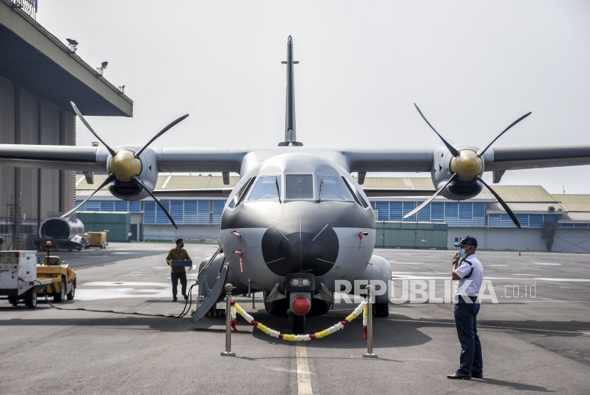 Pesawat terbang CN235-220 Maritime Patrol Aircraft (MPA) terparkir pada acara Ferry Flight di Hanggar Fixed Wing PTDI, Kota Bandung.