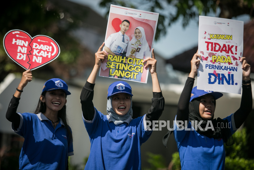 Mahasiswa Politeknik Akbara Solo melakukan aksi simpatik dengan membentangkan poster Menolak Menikah Muda di Solo, Jawa Tengah, Jumat (12/5/2023).