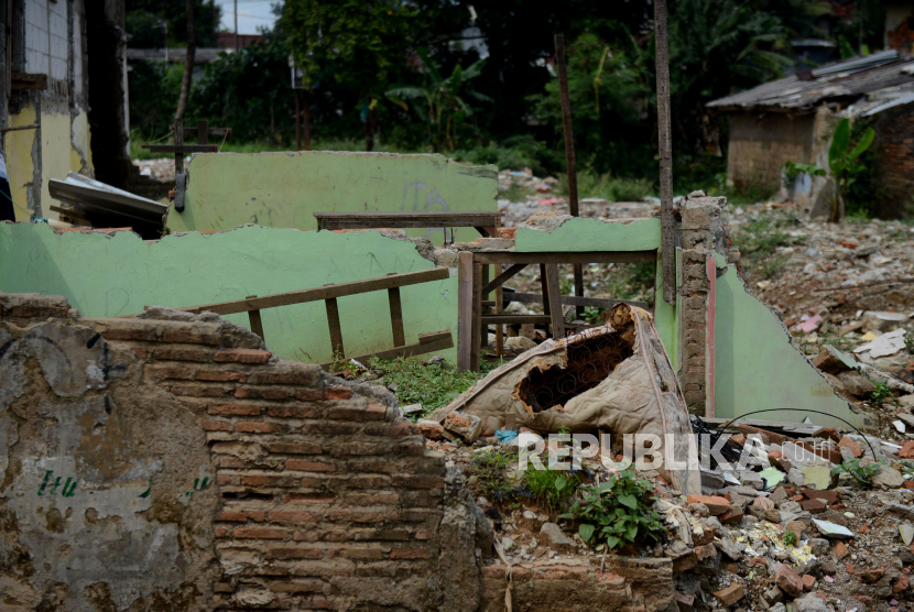 Suasana di kawasan lahan yang terdampak proyek normalisasi Kali Ciliwung di Rawajati, Jakarta Selatan, Kamis (19/1/2023).  