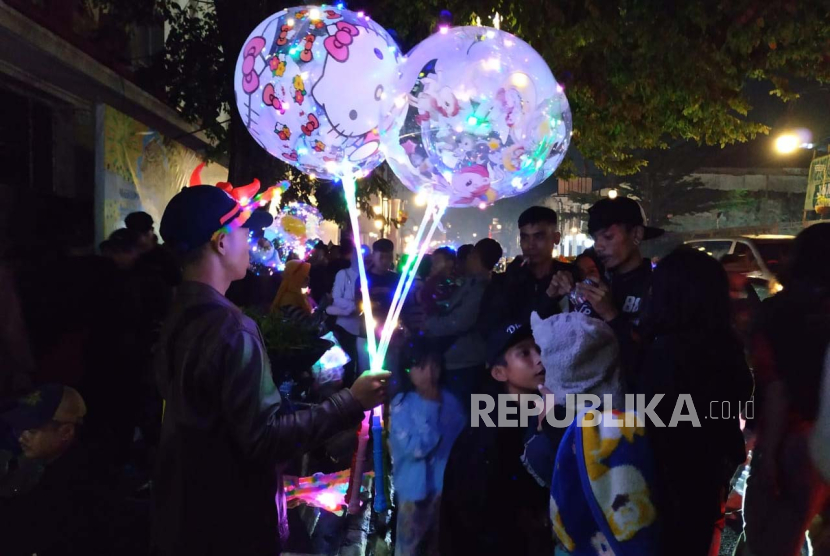 Warga merayakan Tahun Baru 2024. Pemkot Bandar Lampung menyebut perayaan tahun baru di wilayah itu berjalan aman.